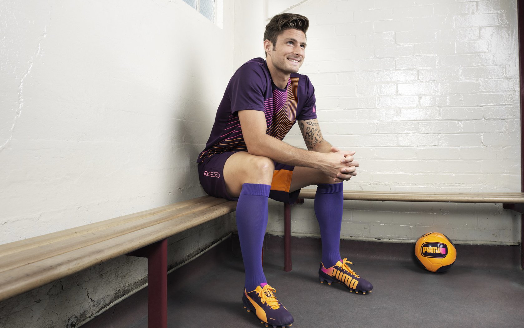 “腰旗橄榄球：东部新区赛场充满热血与战术”